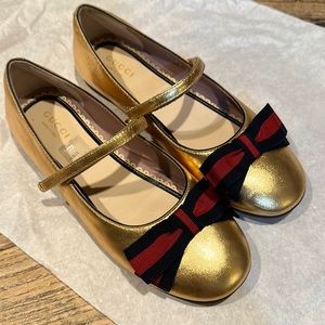 Gucci girl’s golden shoes size 33 new